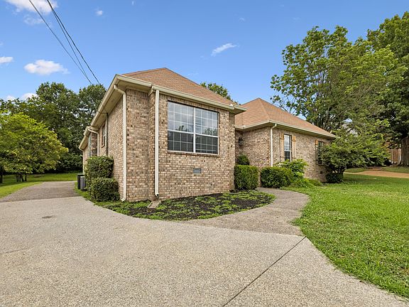 3rd image of 130 Devonshire Trl