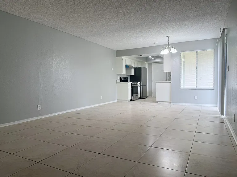 3221 Denver Ave — Photo 3