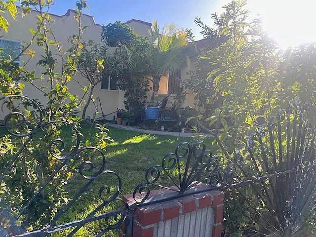 W 112th St, Los Angeles — Photo 2