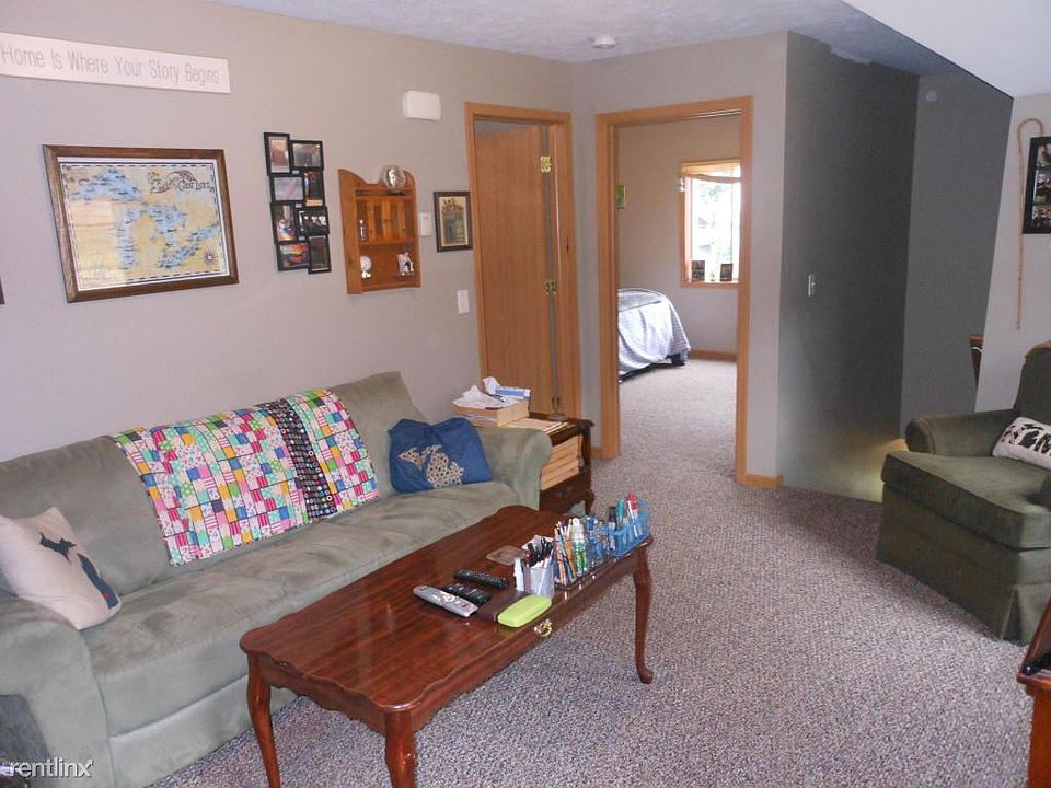 1121 baldwin living room pic2 unit2