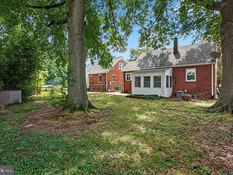 1607 W Braddock Rd — Photo 27