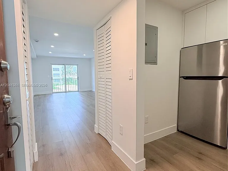 1900 Meridian Ave #403 — Photo 8