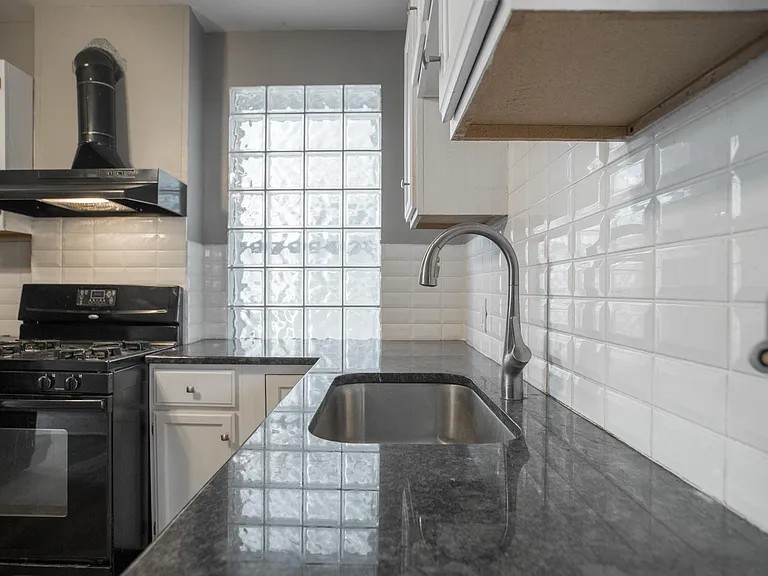 4228 Greenwood Pl — Photo 3