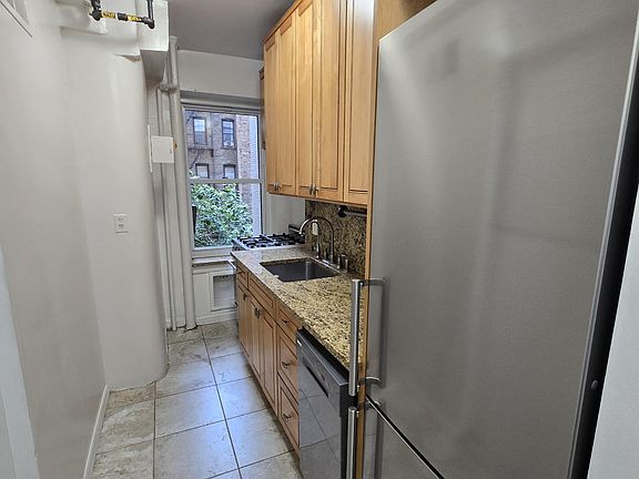 3rd image of 227 E 57th St #5DS
