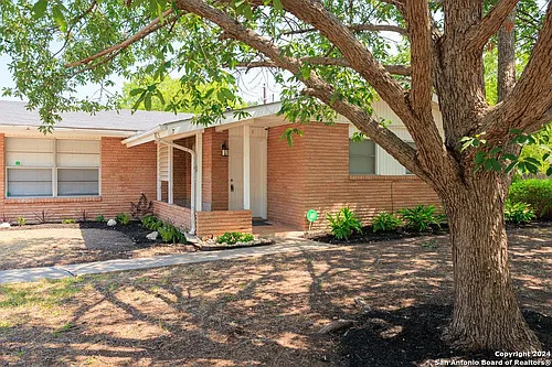 221 Windcrest Dr Photo 1