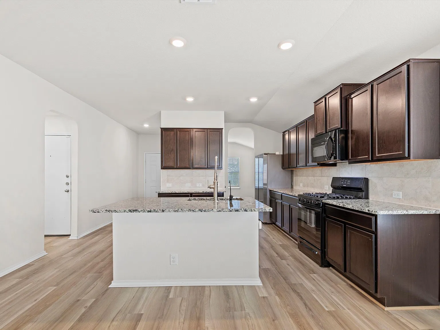 3 bed, 1644 sqft, $1,800 — Photo 4