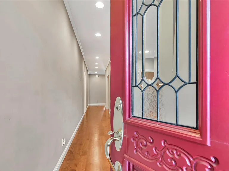 811 College Ave — Photo 3