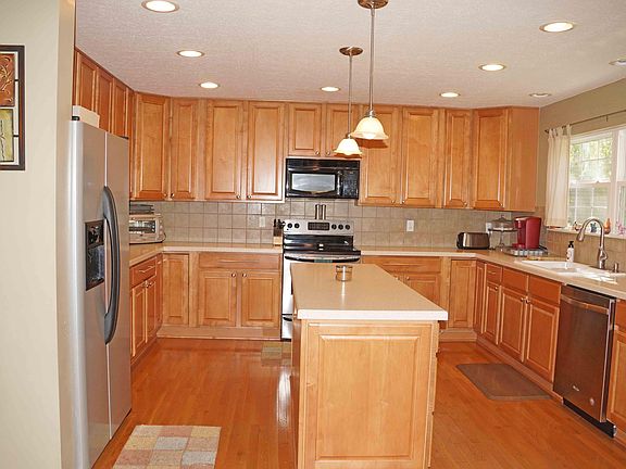 5th image of 38 Wildwood Ln