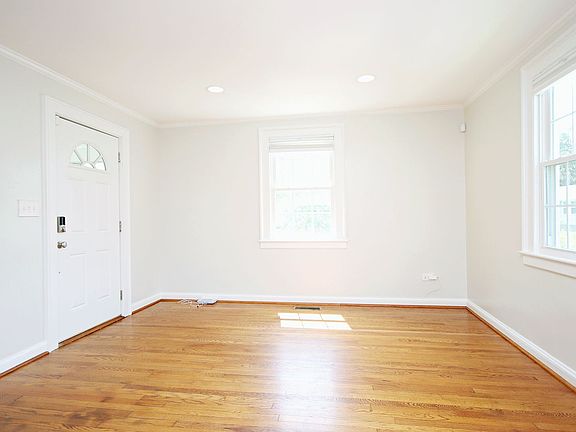4th image of 609 Blenheim Ave