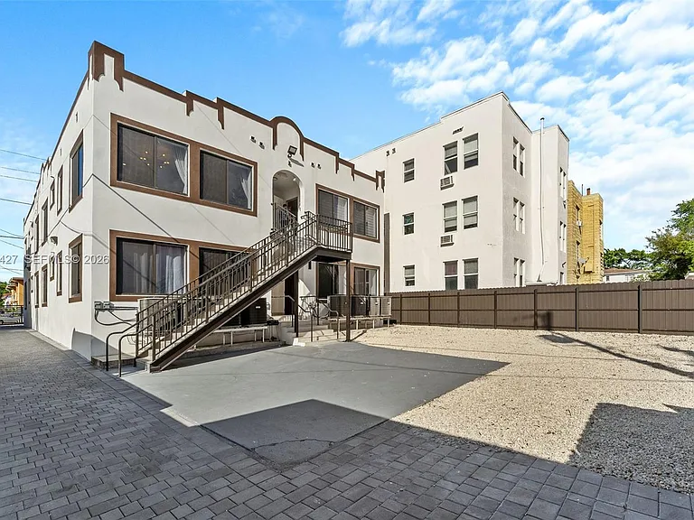 1144 SW 4th St #8 — Photo 14