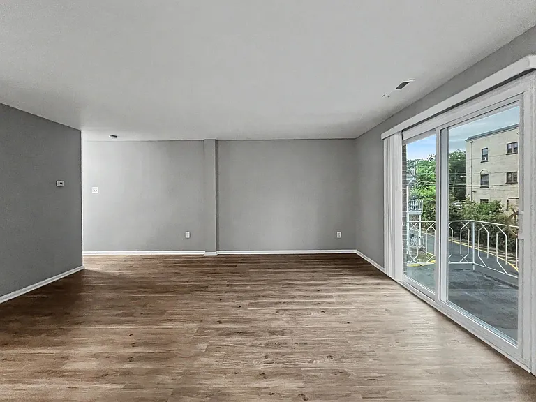 200 E Maple Ave — Photo 6