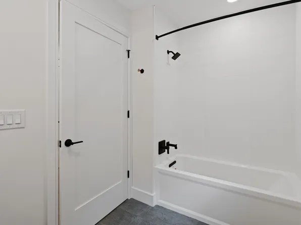 139 Christopher Columbus Drive image 13 of 33