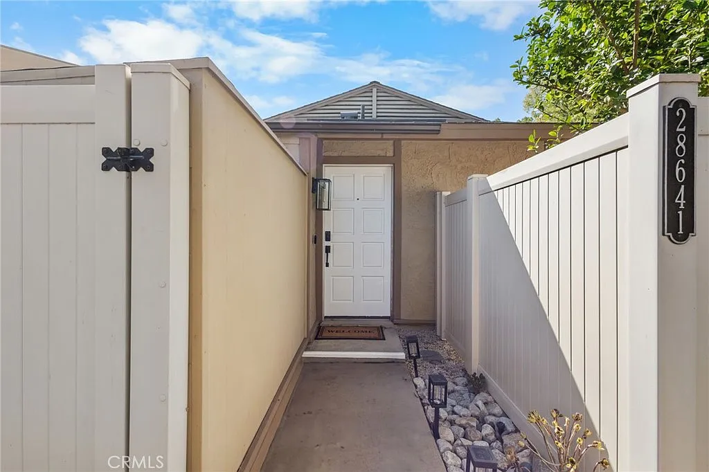 2 bed, 930 sqft, $3,450 — Photo 1