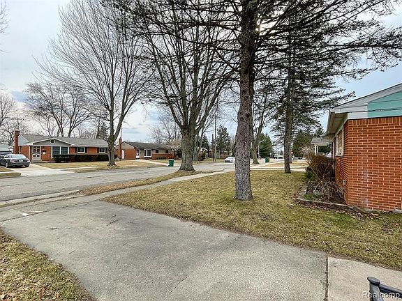 2nd image of 369 Hollywood Dr