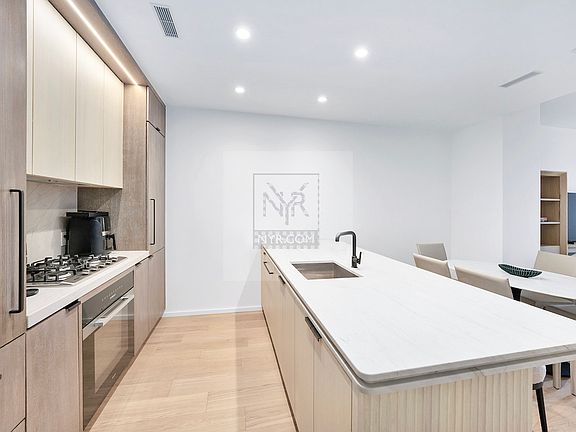 3rd image of 249 E 62nd St #B3