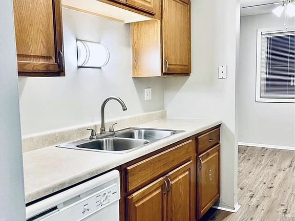 2nd image of 908 Heritage Ct APT 201