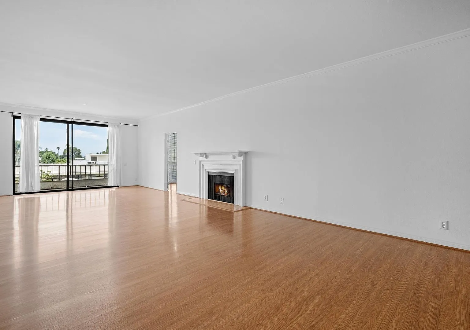 **Pet Friendly** Luxurious Top-Floor Penthouse With Breathtaking Views And Modern Amenities — Photo 2