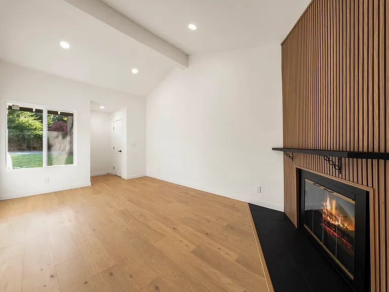 5550 E Knoll Dr — Photo 4