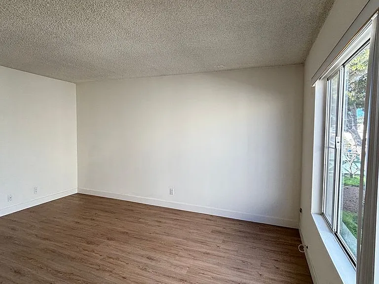 2439 Chelsea Pl — Photo 18
