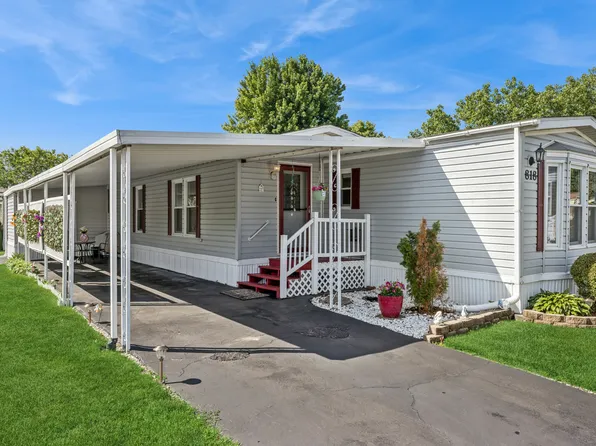 818 Oakbrook Dr, Crystal Lake, IL 60014