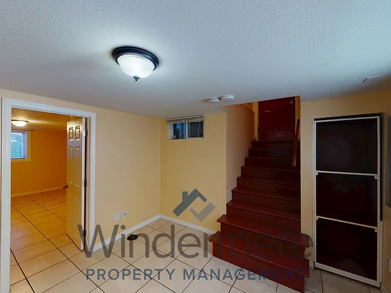 527 E Cherry St — Photo 4