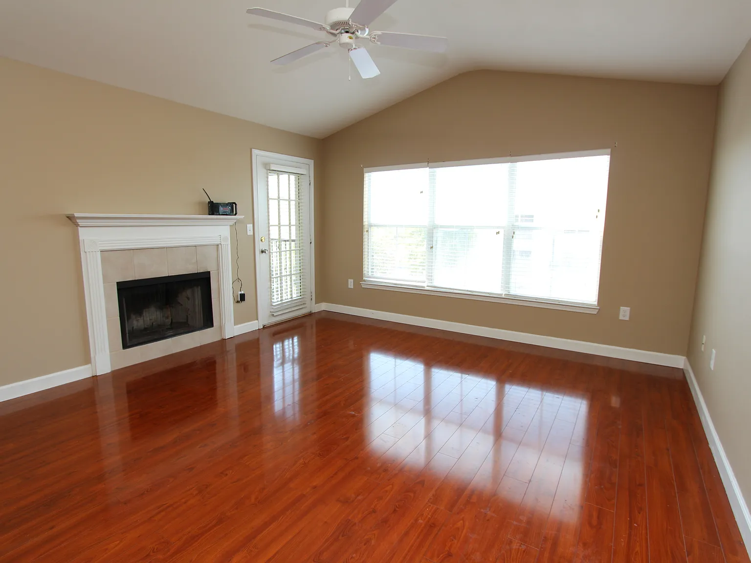 3 bed, 2.0 bath, 1335 sqft, $1,795 — Photo 2