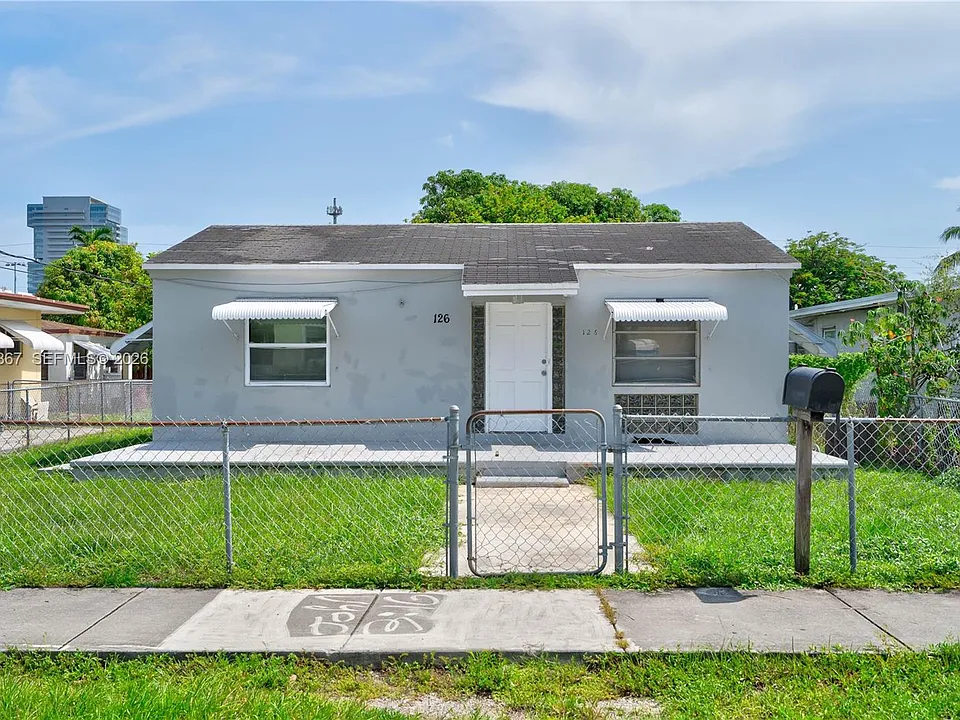 126 SE 4th St