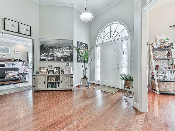 2nd image of 275 Woodridge Dr