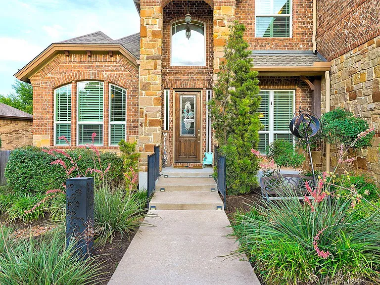 1919 Mulligan Dr — Photo 1