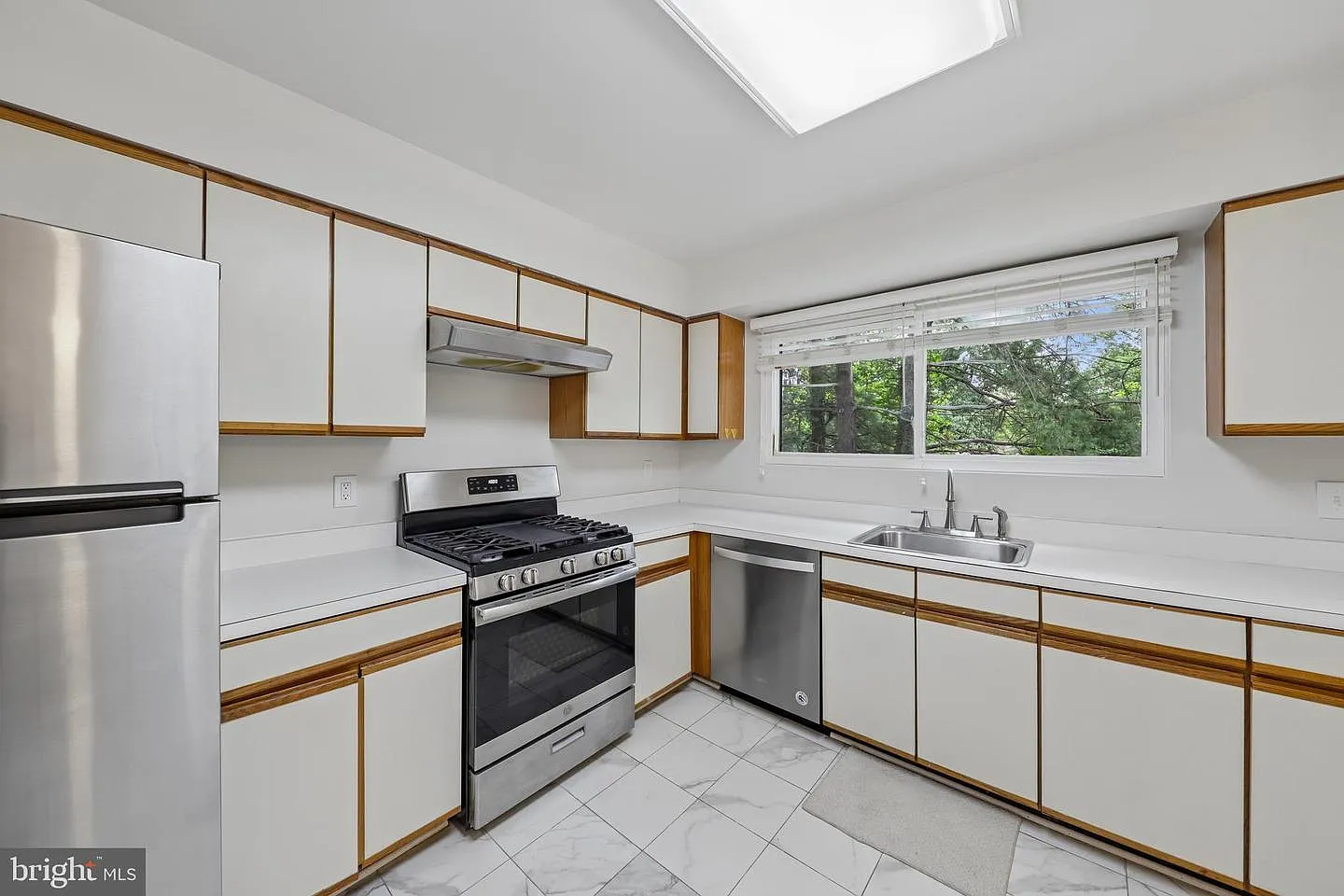 3 bed, 2060 sqft, $3,650 — Photo 3