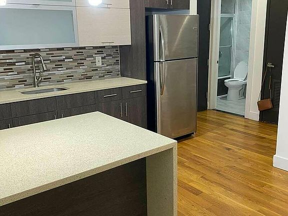 4th image of 143 Woodbine St #3D