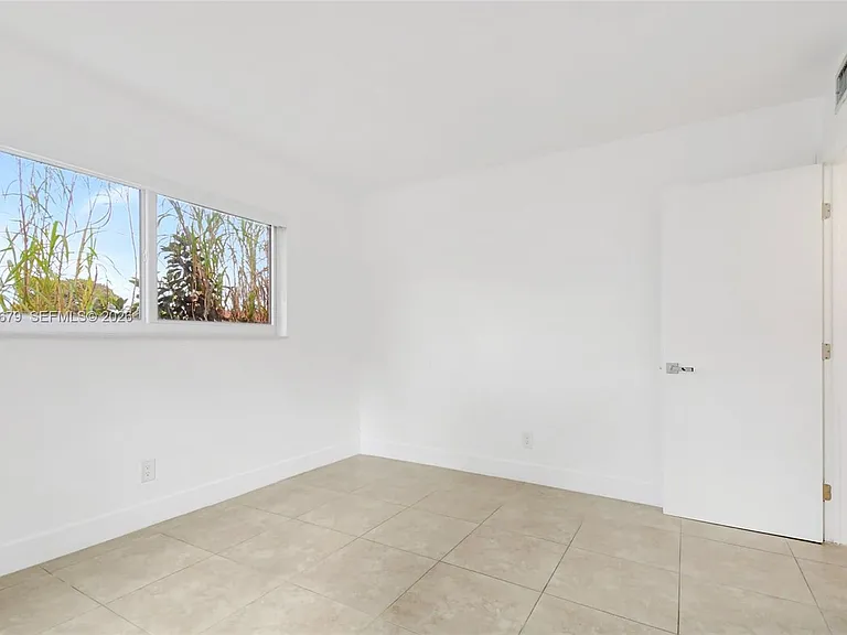 407 SE 9th Ct #3 — Photo 10