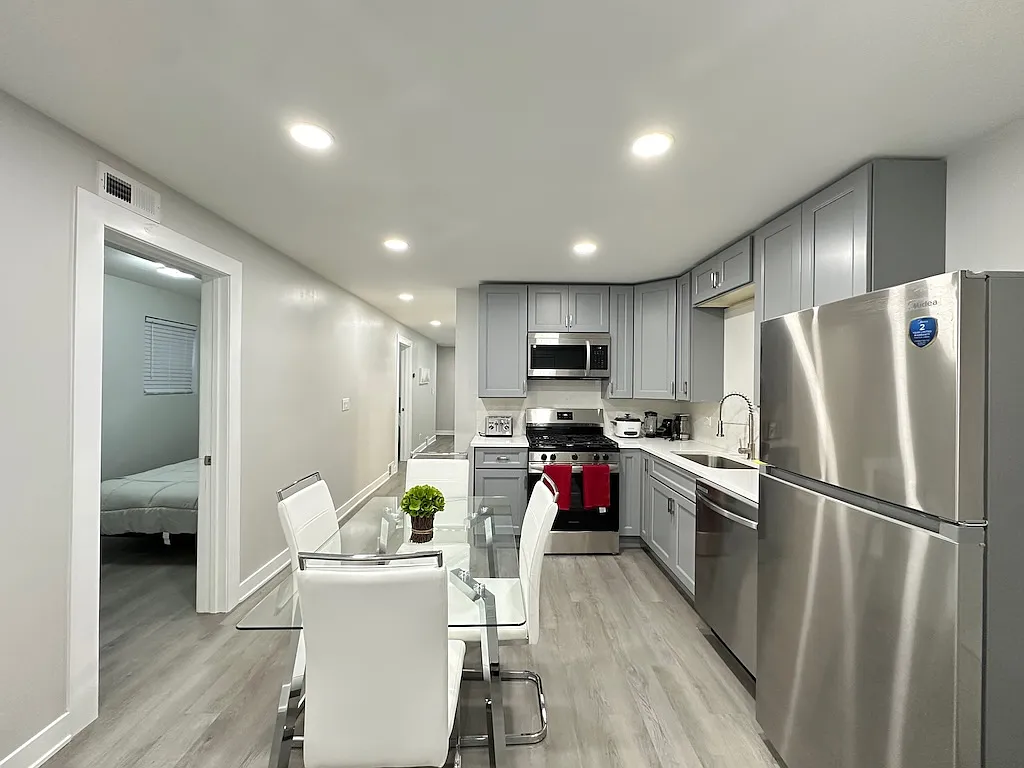 Amazing 2 Bed, 1 Bath at Grand + Damen (East Village) — Photo 4