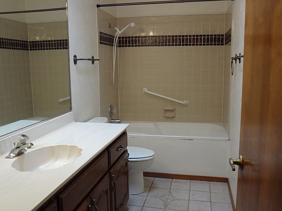 Guest Bath with jacuzzi tub