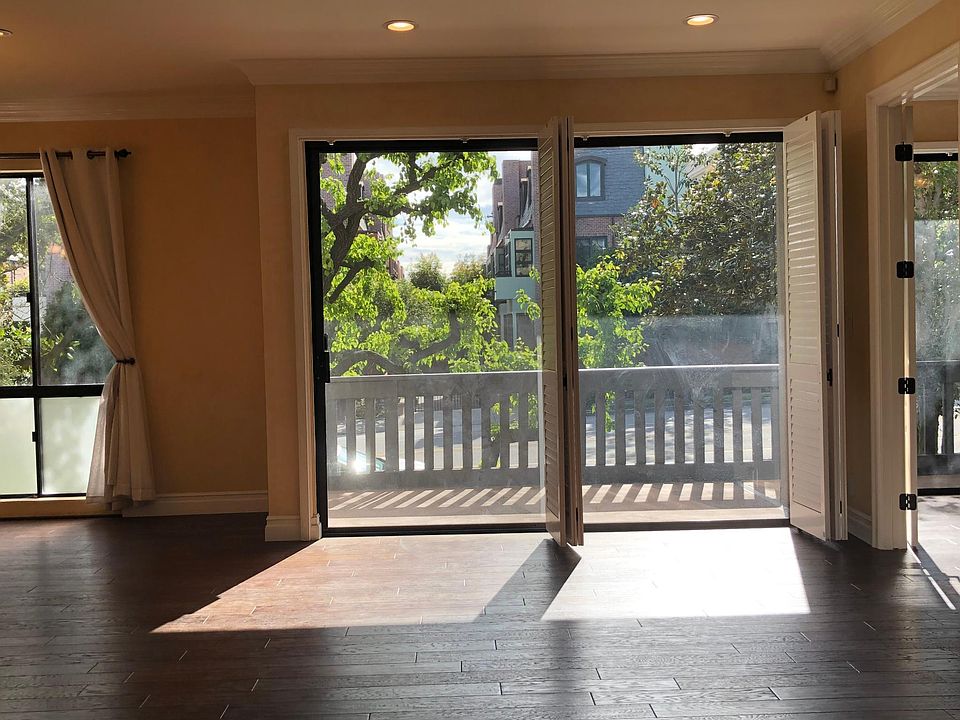 BEVERLY GLEN LIVING ROOM WEST VIEW