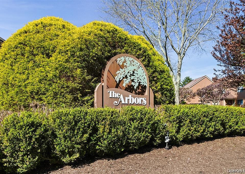 1st image of 245 Treetop Crescent
