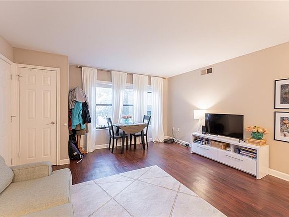 3rd image of 425 W 9th St APT 204
