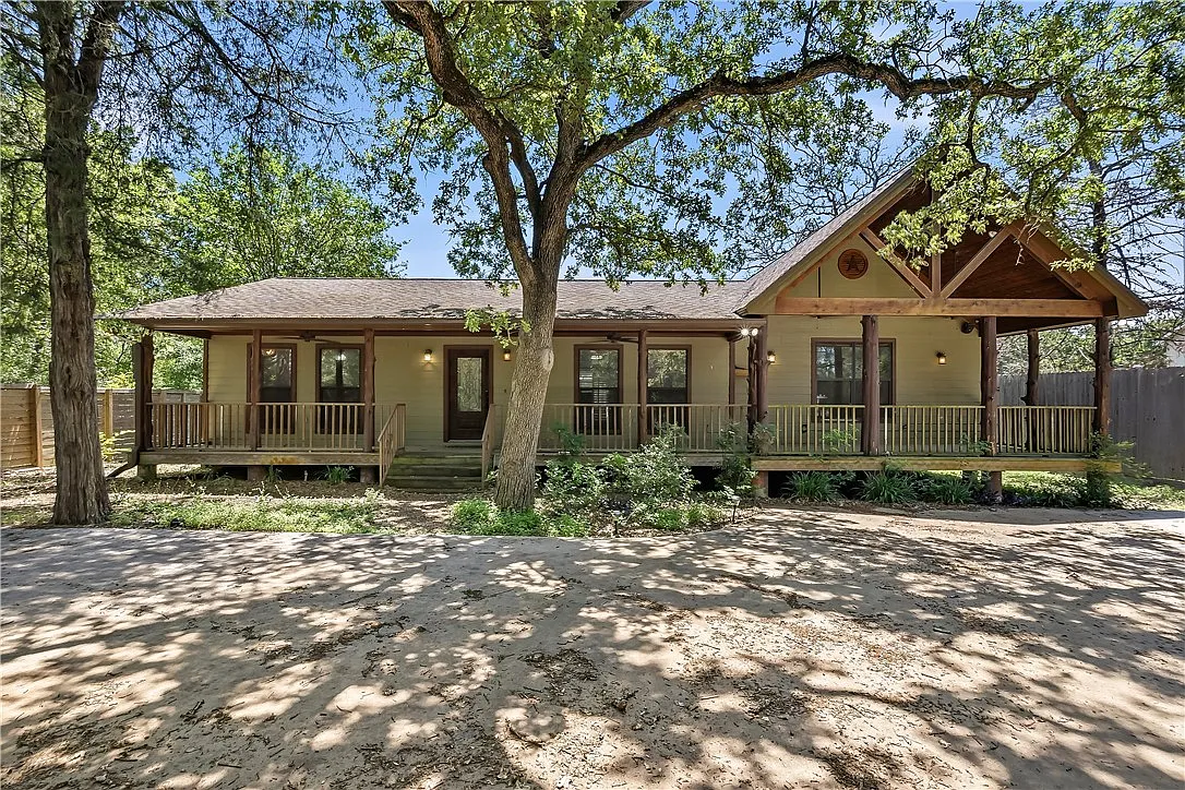 4 bed, 1953 sqft, $2,300 — Photo 1