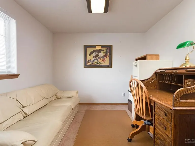 1252 NE Providence Dr — Photo 15