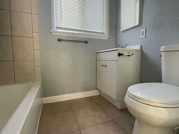 2nd image of 8933 1/4 Tope Ave #8933-1/4