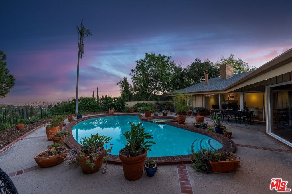 2200 Jeffersonia Way, Los Angeles, CA - View 3