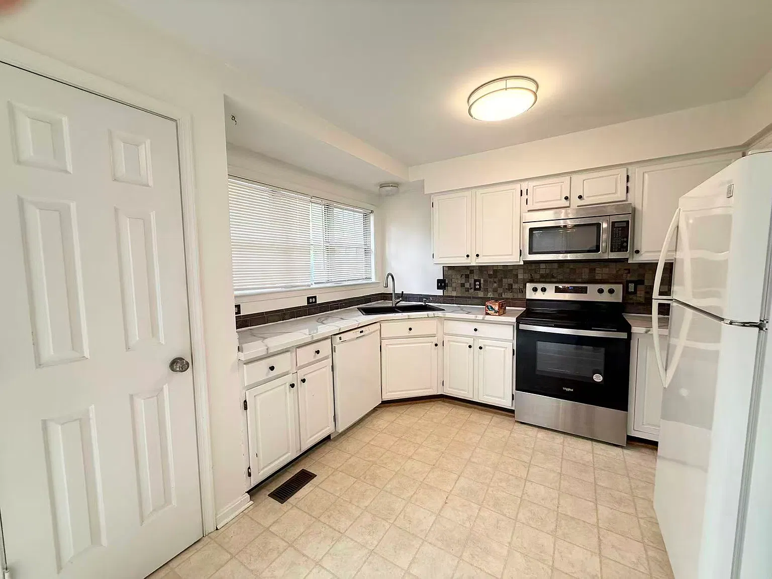 3 bed, 1416 sqft, $3,150 — Photo 3