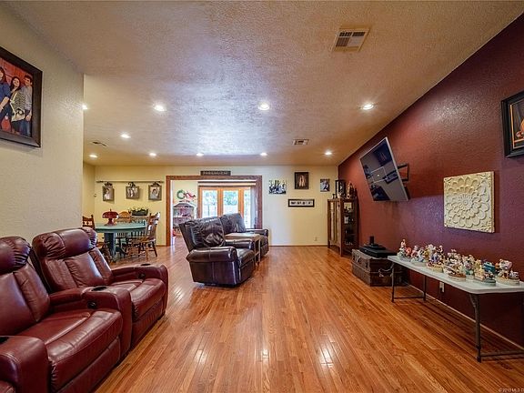 4th image of 94 Wayside Dr