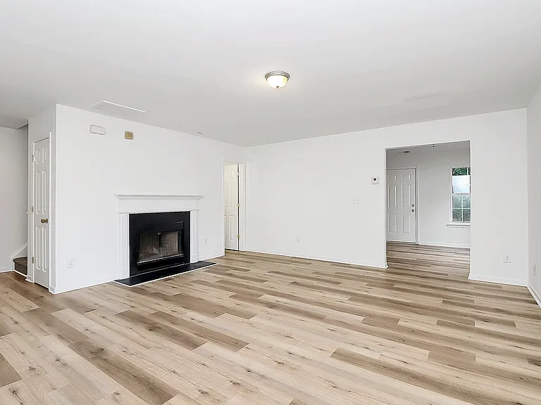 1215 McAllister Dr — Photo 3
