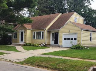 827 W Cleveland St, Freeport, IL 61032