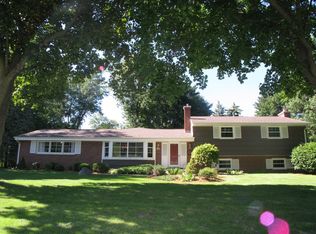 15320 Heather Hill Dr, Brookfield, WI 53005