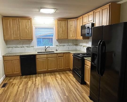 2nd image of 211 Oak Crest Dr