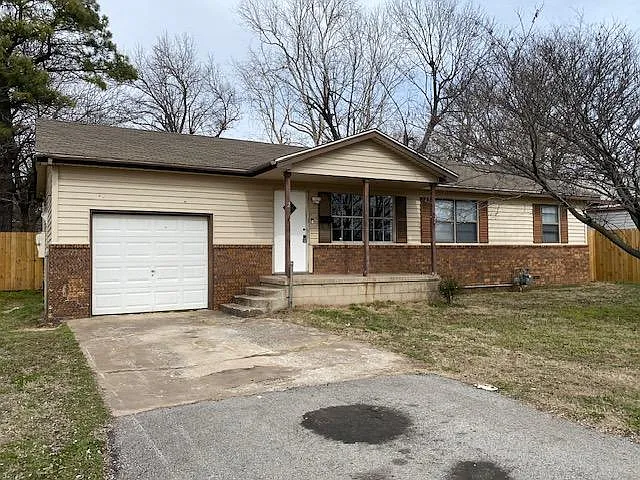 2521 W Cameron St N — Photo 2