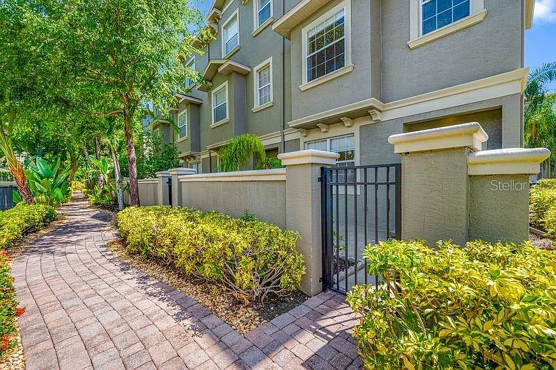3 bed, 2.5 bath, 1885 sqft, $3,000 — Photo 2
