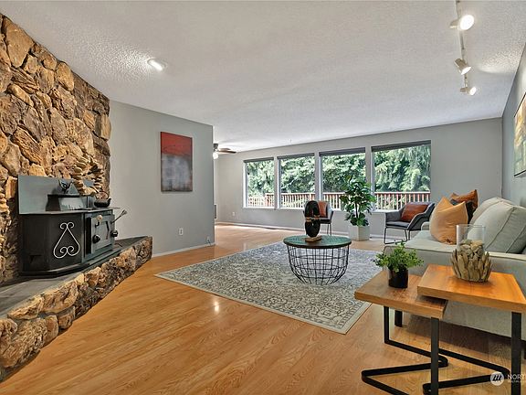 3rd image of 15501 100th Avenue E
